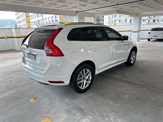 VOLVO-XC60-2017