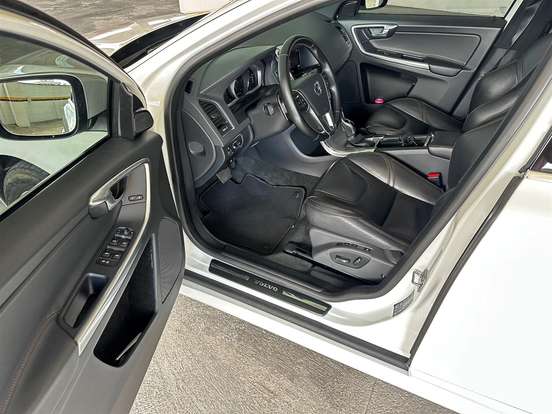 VOLVO-XC60-2.4 D5 MOMENTUM DIESEL AWD 4P AUTOMÁTICO VOLVO-XC60-2017