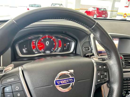 VOLVO-XC60-2.4 D5 MOMENTUM DIESEL AWD 4P AUTOMÁTICO VOLVO-XC60-2017