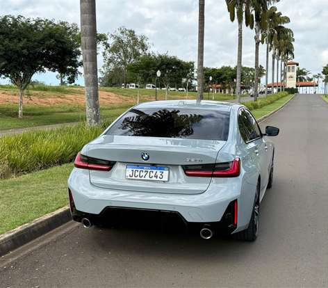 BMW-320i-2023