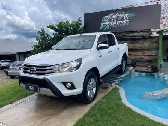 TOYOTA HILUX 2.8 SR 4X4 CD 16V DIESEL 4P AUTOMÁTICO TOYOTA HILUX 2.8 SR 4X4 CD 16V DIESEL 4P AUTOMÁTICO