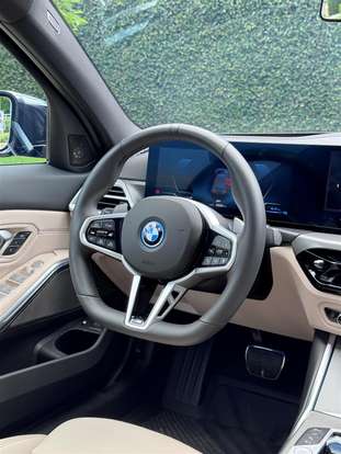 BMW-330e-2024