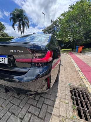 BMW-330e-2024