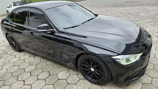 BMW-320i-2017