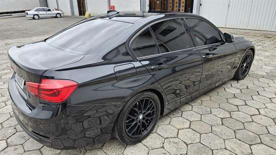 BMW-320i-2017