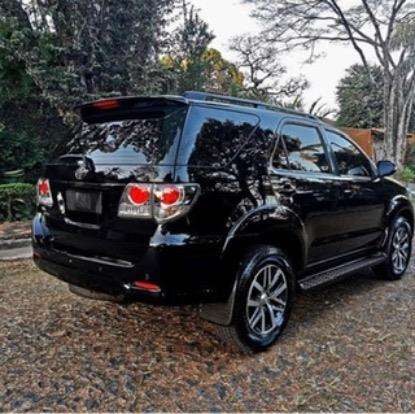 TOYOTA-HILUX SW4-2015