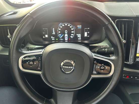 VOLVO-XC60-2.0 T5 GASOLINA MOMENTUM AWD GEARTRONIC VOLVO-XC60-2018