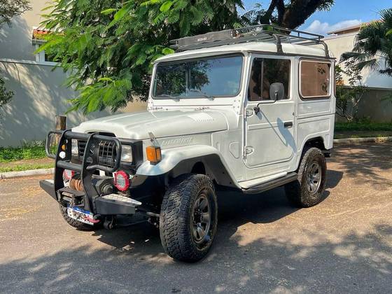 TOYOTA BANDEIRANTE 3.7 BJ50LV 4X4 TETO RIGIDO DIESEL 2P MANUAL