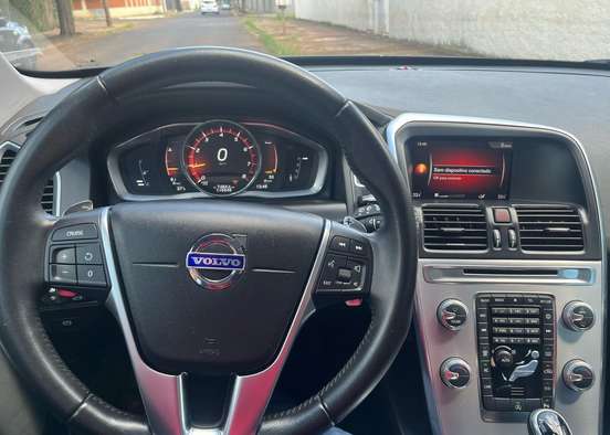 VOLVO-XC60-2017