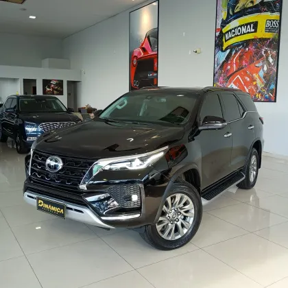 TOYOTA HILUX SW4 2.8 D-4D TURBO DIESEL SRX 4X4 AUTOMÁTICO