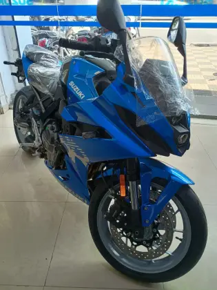 SUZUKI GSX-8R 