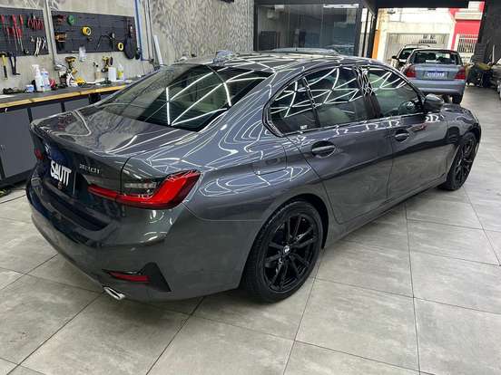 BMW-320i-2020
