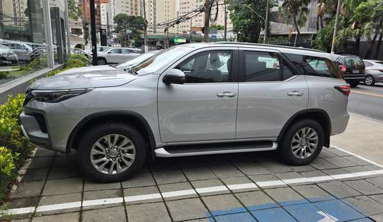 TOYOTA-HILUX SW4-2023