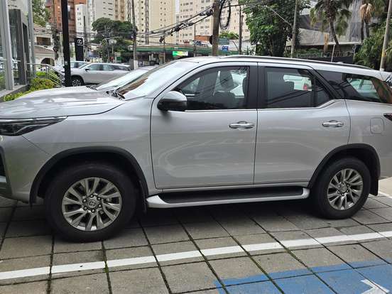 TOYOTA-HILUX SW4-2.8 D-4D TURBO DIESEL SRX 4X4 AUTOMÁTICO TOYOTA-HILUX SW4-2023