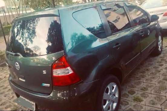 NISSAN-LIVINA-2011