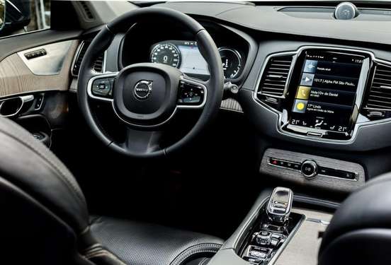 VOLVO-XC90-2021