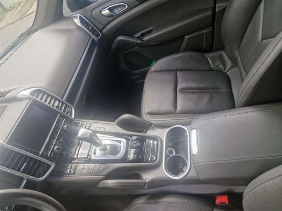 PORSCHE-CAYENNE-2015