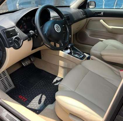 VOLKSWAGEN-GOLF-2004