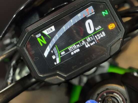 KAWASAKI-Z900-2023