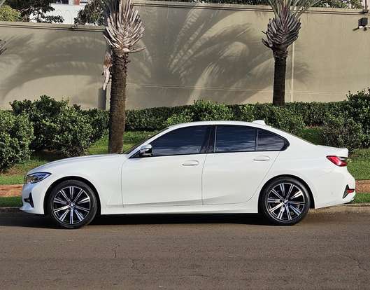 BMW-320i-2021
