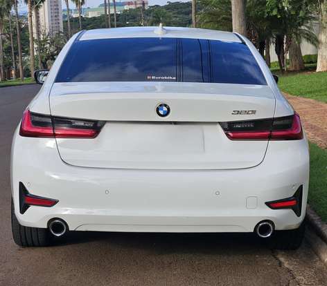BMW-320i-2021
