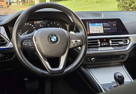 BMW-320i-2021