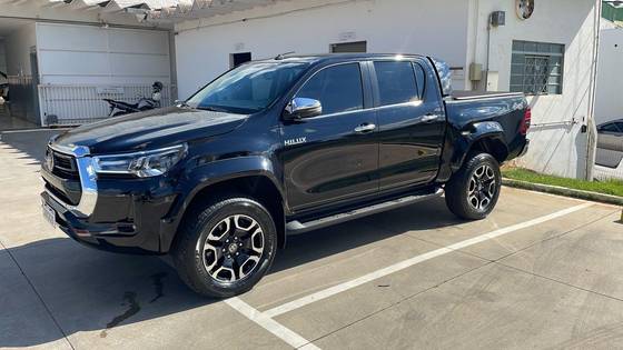 TOYOTA HILUX 2.8 D-4D TURBO DIESEL CD SRX PLUS 4X4 AUTOMÁTICO