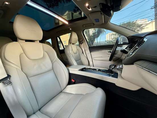 VOLVO-XC90-2020