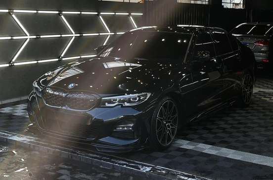 BMW-320i-2022