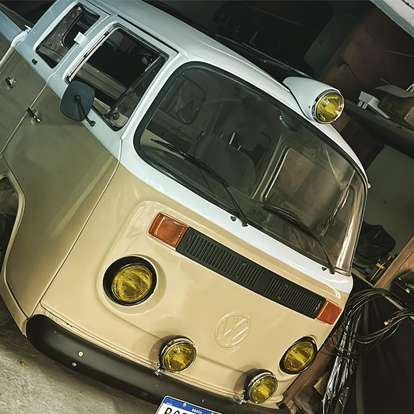 VOLKSWAGEN-KOMBI-1982