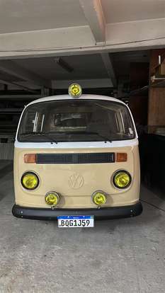 VOLKSWAGEN-KOMBI-1982