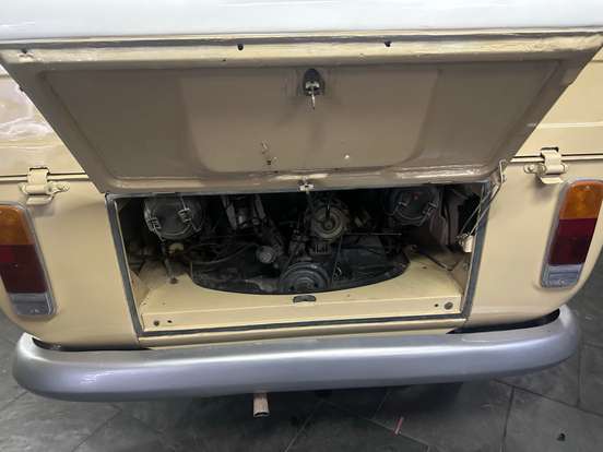 VOLKSWAGEN-KOMBI-1982