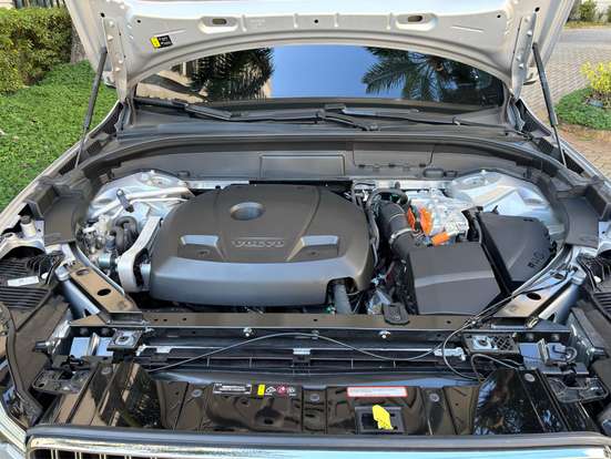 VOLVO-XC60-2023