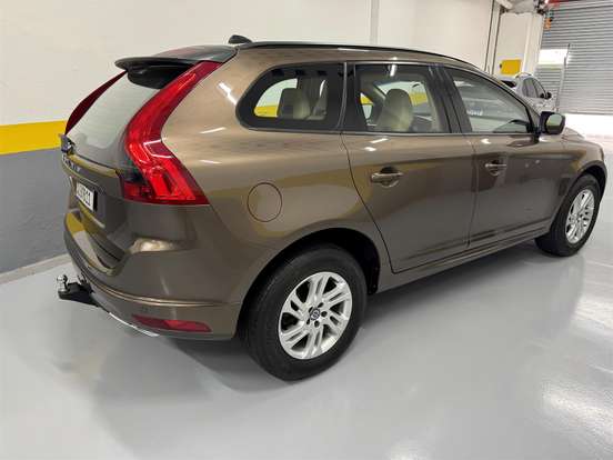 VOLVO-XC60-2015