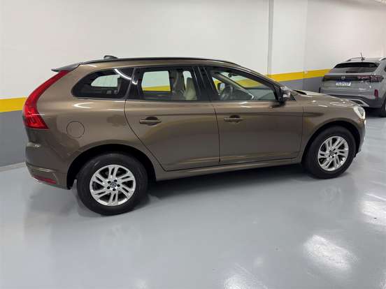 VOLVO-XC60-2015