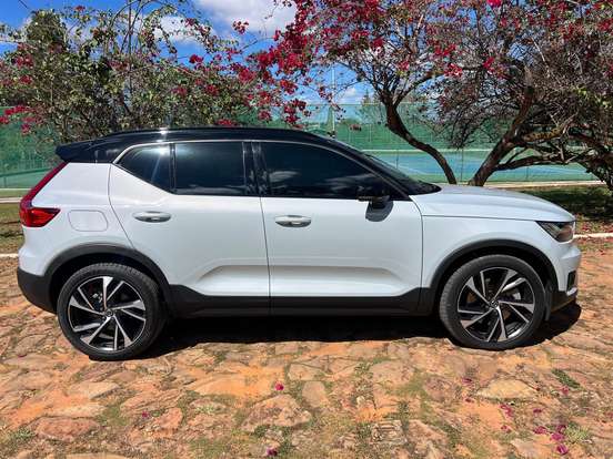 VOLVO-XC40-2020