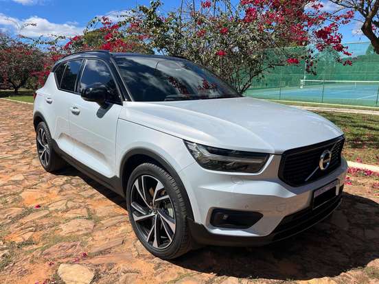 VOLVO-XC40-2020