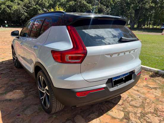 VOLVO-XC40-2020