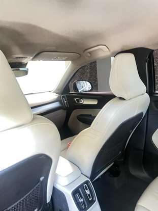 VOLVO-XC40-2021