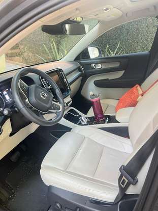 VOLVO-XC40-2021