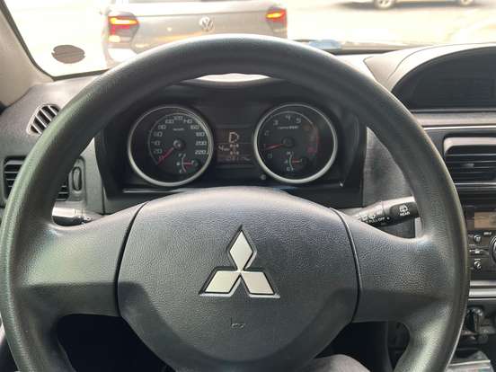 MITSUBISHI-PAJERO TR4-2010