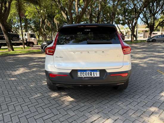 VOLVO-XC40-2021