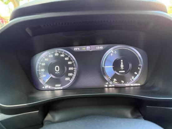 VOLVO-XC40-2021