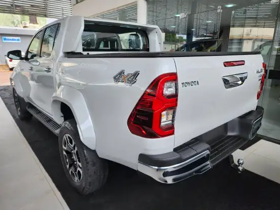 TOYOTA-HILUX-2.8 D-4D TURBO DIESEL CD SRX PLUS 4X4 AUTOMÁTICO TOYOTA-HILUX-2025