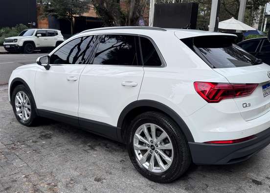 AUDI-Q3-2021