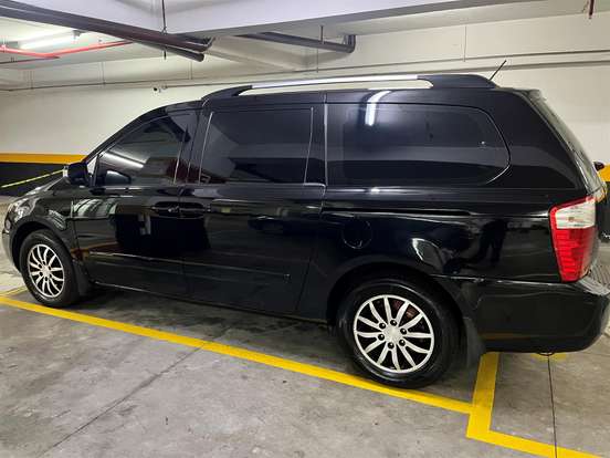KIA-CARNIVAL-2011