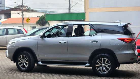 TOYOTA-HILUX SW4-2.8 SRX 4X4 16V TURBO INTERCOOLER DIESEL 4P AUTOMÁTICO TOYOTA-HILUX SW4-2019