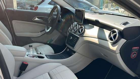 MERCEDES-BENZ-GLA 200-2016