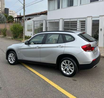BMW-X1-2011
