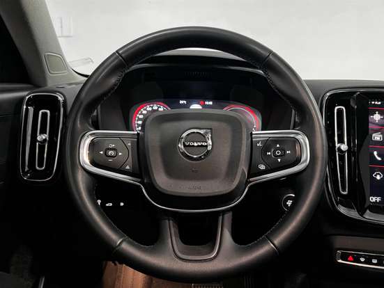 VOLVO-XC40-2022